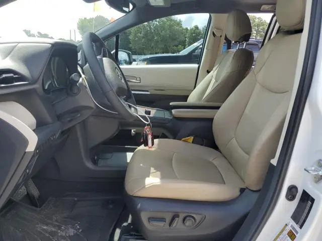 2024 TOYOTA SIENNA XLE  