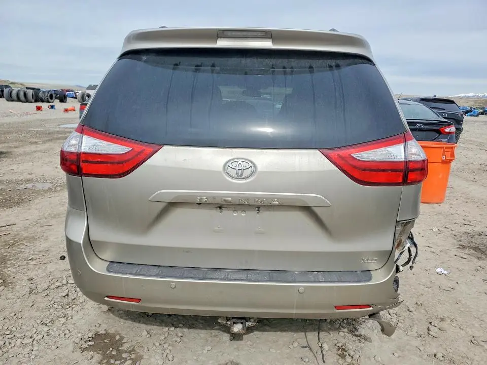 2015 TOYOTA SIENNA XLE 8-PASSENGER  