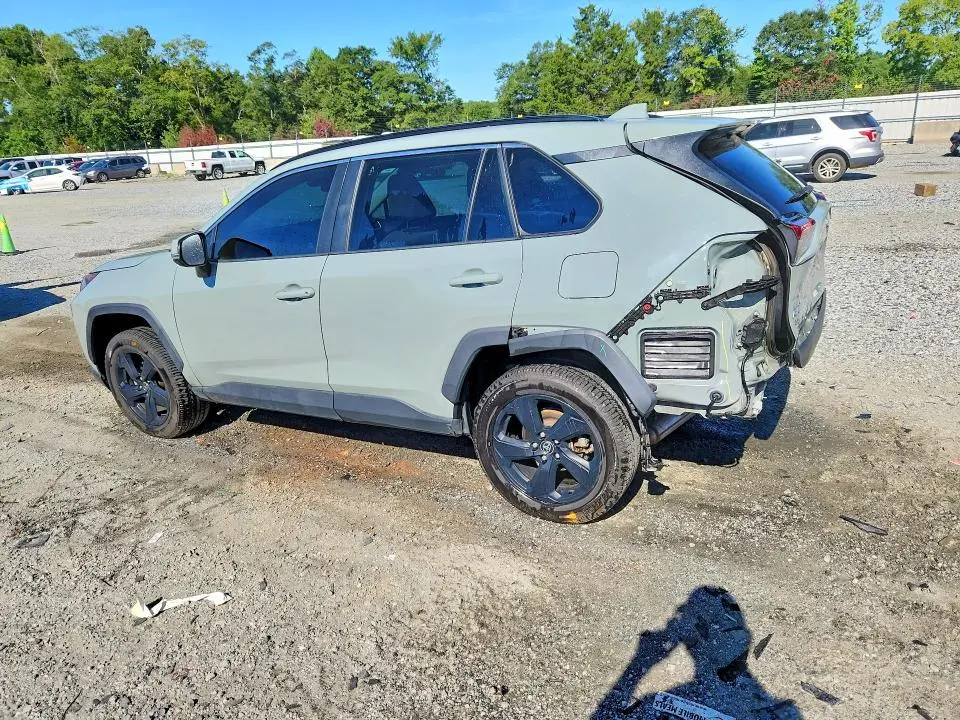 2021 TOYOTA RAV4 XLE  