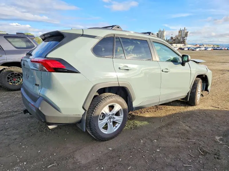 2021 TOYOTA RAV4 XLE  