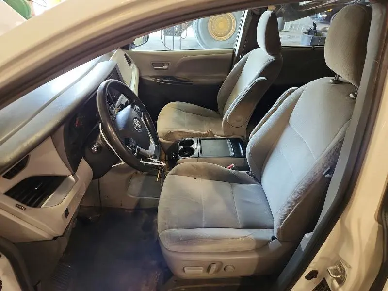 2017 TOYOTA SIENNA LE  