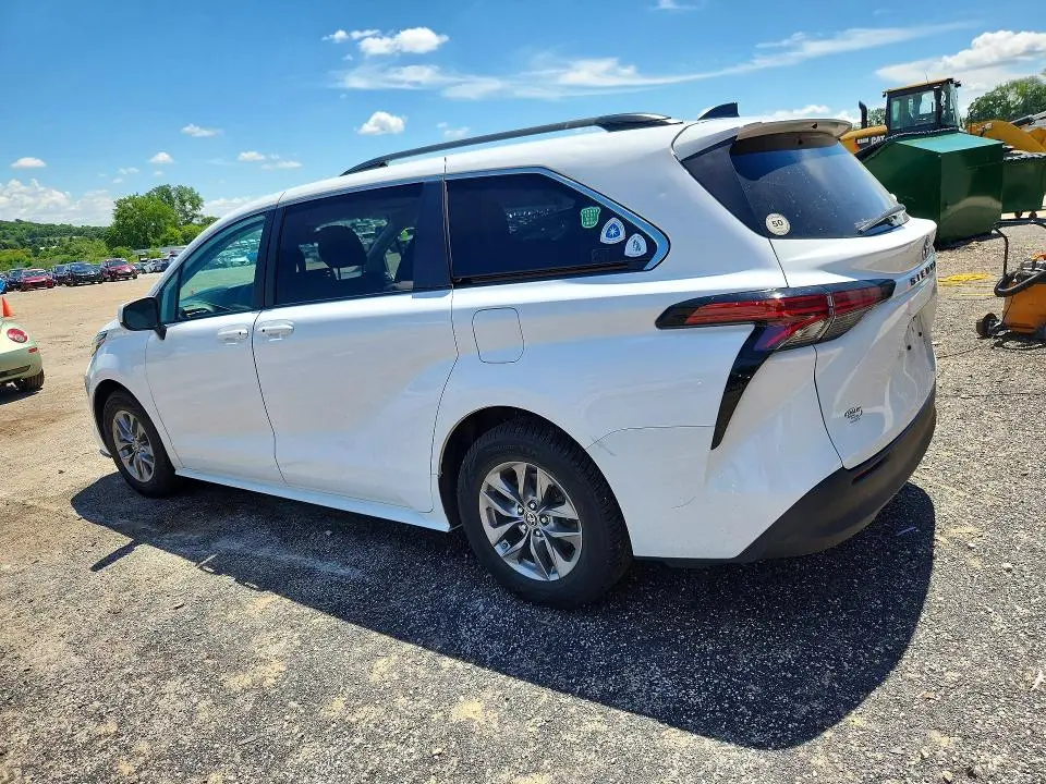 2022 TOYOTA SIENNA LE  