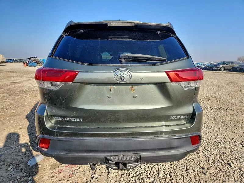 2019 TOYOTA HIGHLANDER SE  