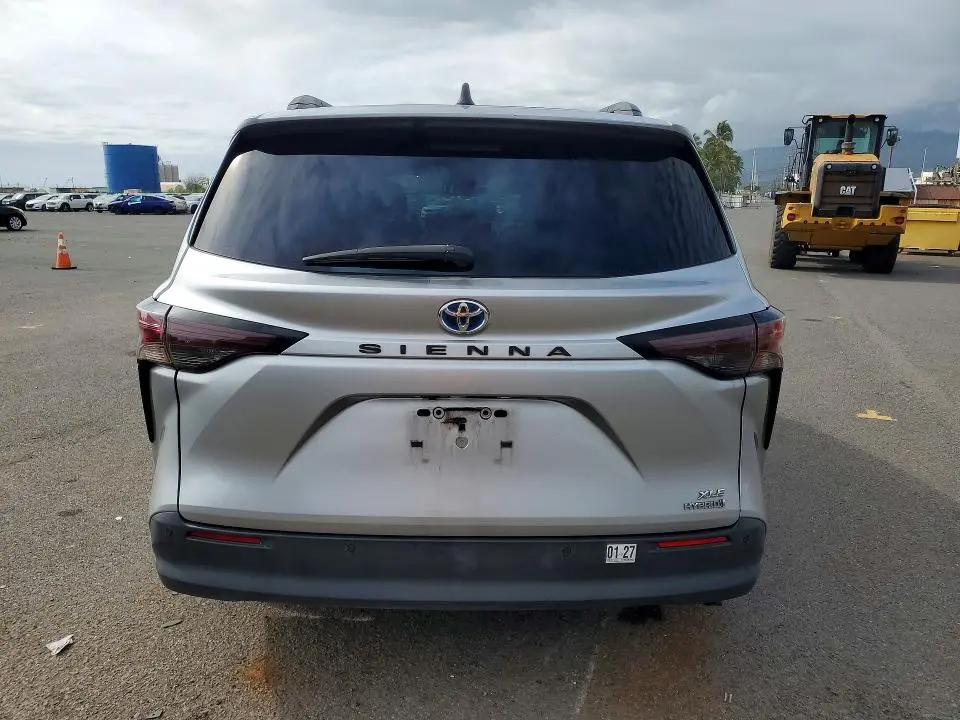 2023 TOYOTA SIENNA XLE  