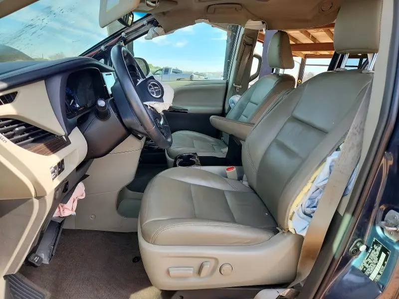 2017 TOYOTA SIENNA XLE  