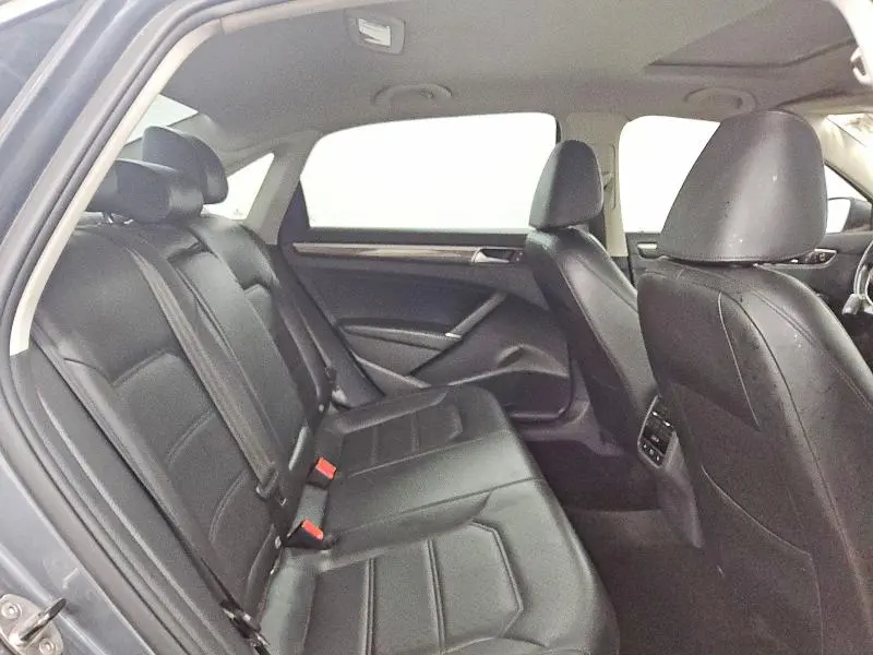 2016 VOLKSWAGEN PASSAT SE  