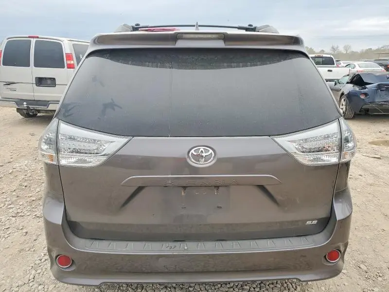 2018 TOYOTA SIENNA SE  