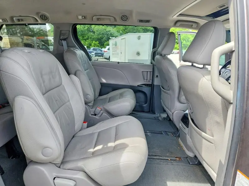 2015 TOYOTA SIENNA XLE 7-PASSENGER  