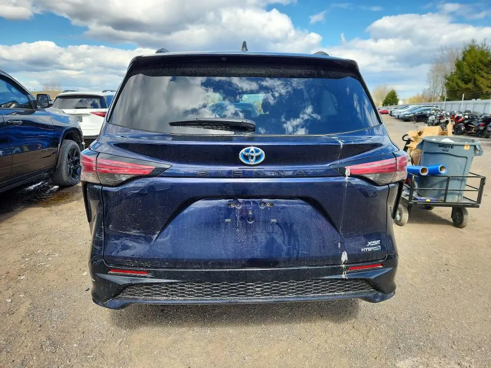 2022 TOYOTA SIENNA LE  