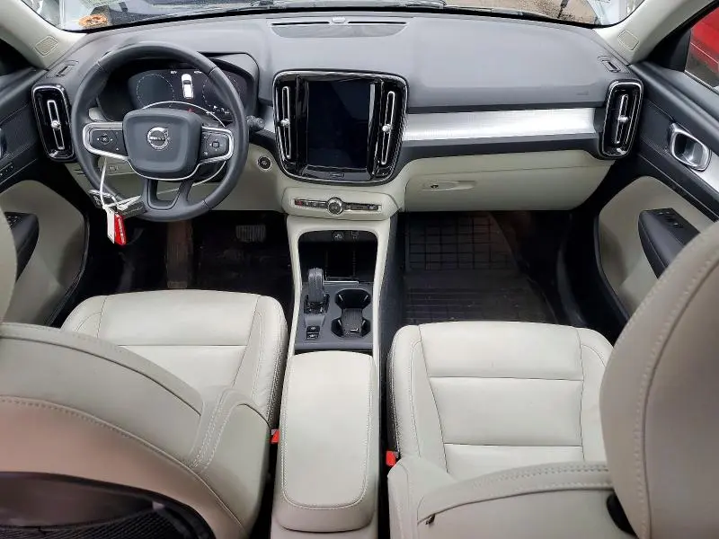 2020 VOLVO XC40 T5 MOMENTUM  