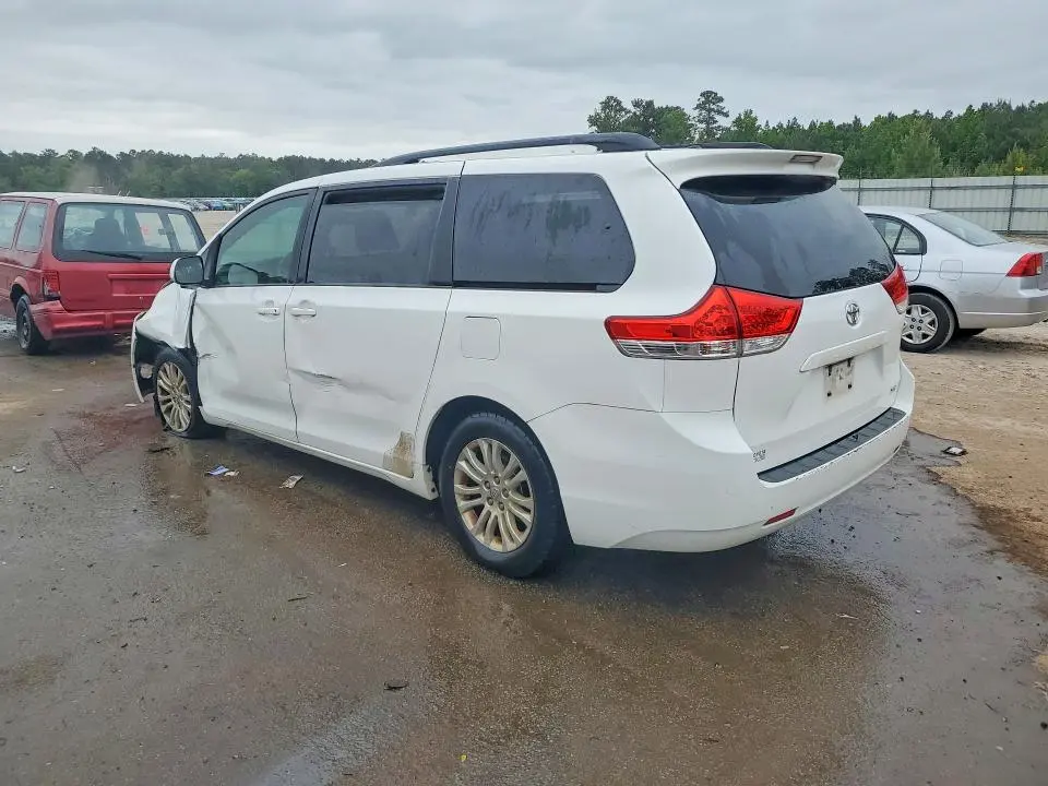 2014 TOYOTA SIENNA XLE 8-PASSENGER  