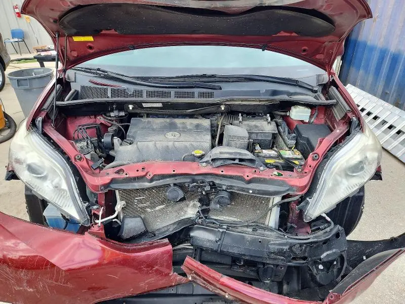 2016 TOYOTA SIENNA LE  