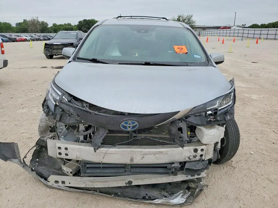 2021 TOYOTA SIENNA XLE  