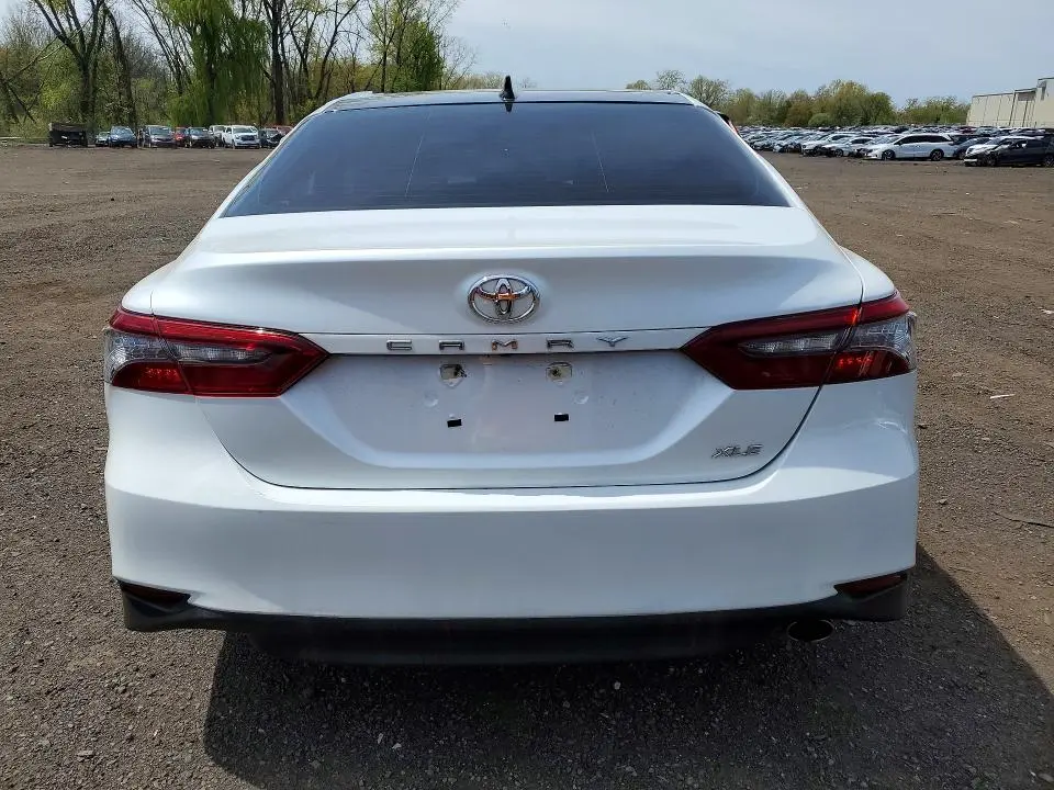 2021 TOYOTA CAMRY XLE  