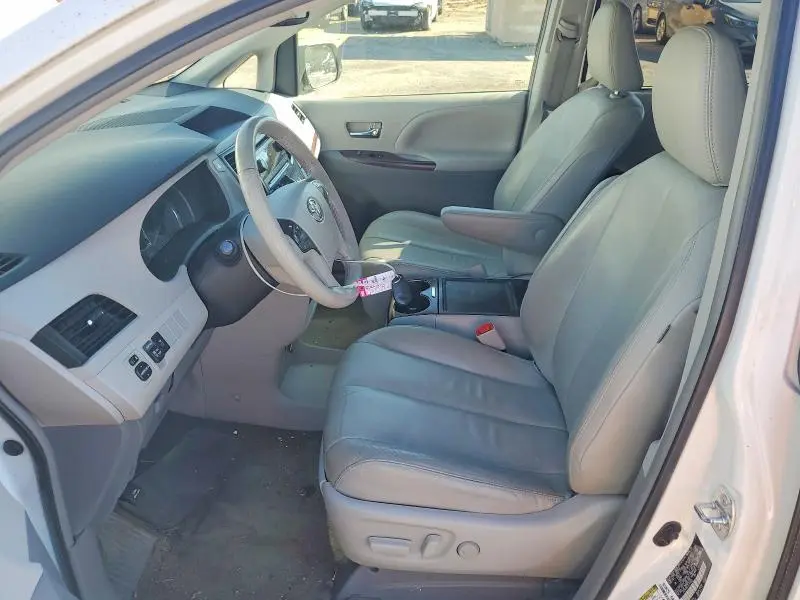 2014 TOYOTA SIENNA XLE 8-PASSENGER  