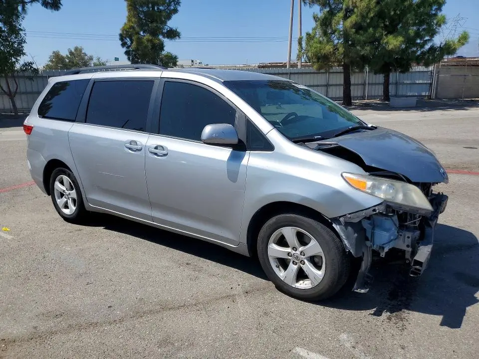 2017 TOYOTA SIENNA LE  
