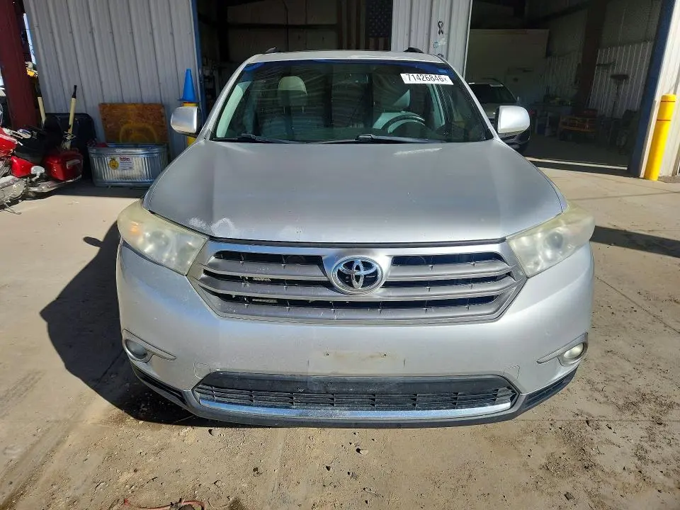 2012 TOYOTA HIGHLANDER SE  