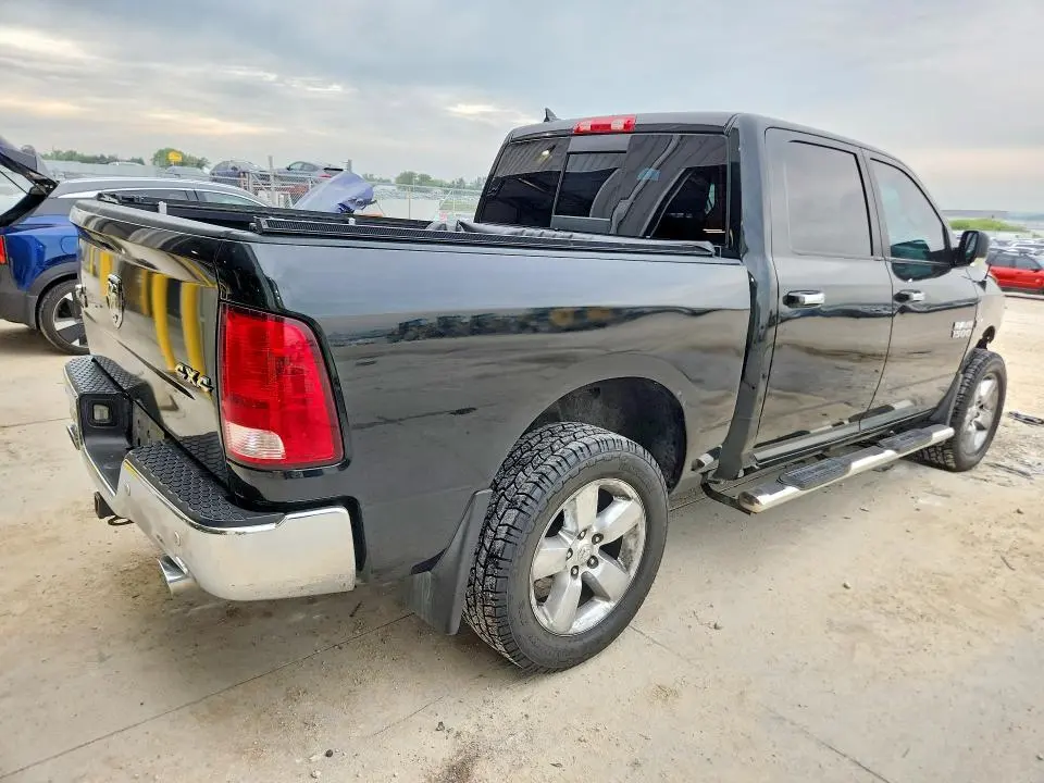 2016 RAM 1500 SLT  