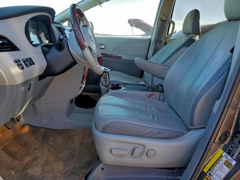 2011 TOYOTA SIENNA XLE  