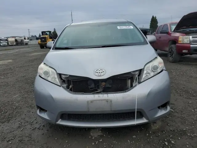 2017 TOYOTA SIENNA LE  