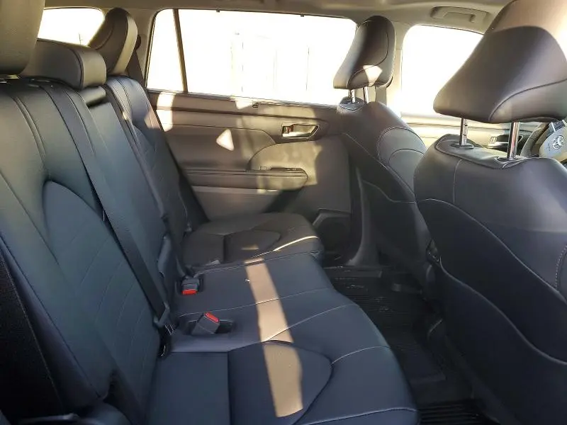 2026 TOYOTA HIGHLANDER XLE  