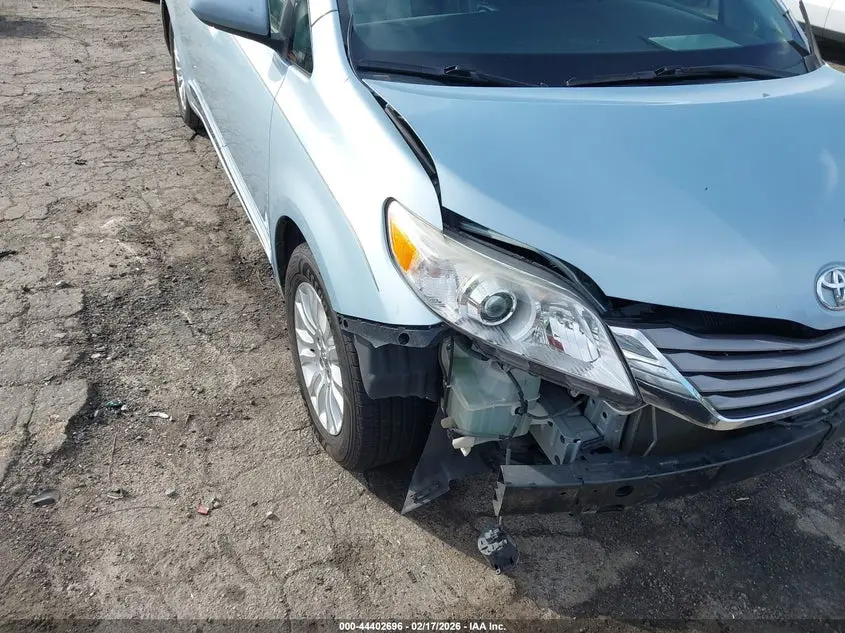2015 TOYOTA SIENNA XLE 8 PASSENGER