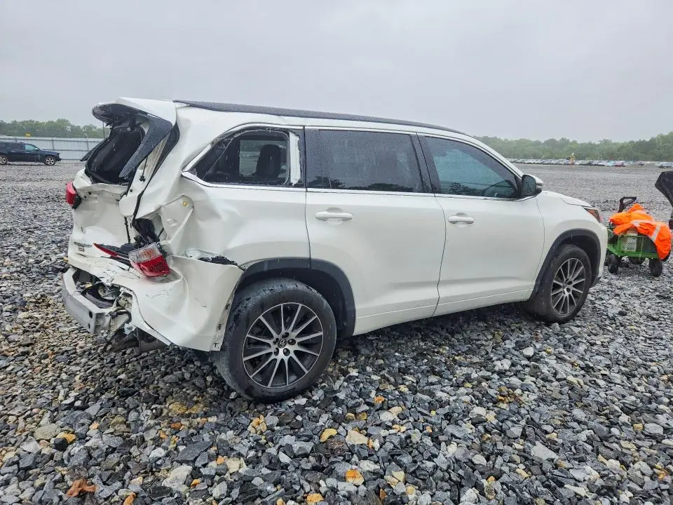 2018 TOYOTA HIGHLANDER SE  