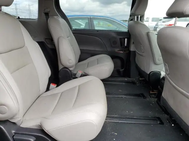 2020 TOYOTA SIENNA XLE  