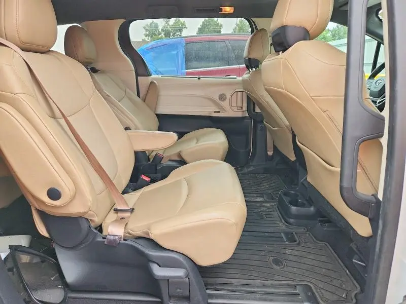 2021 TOYOTA SIENNA XLE  