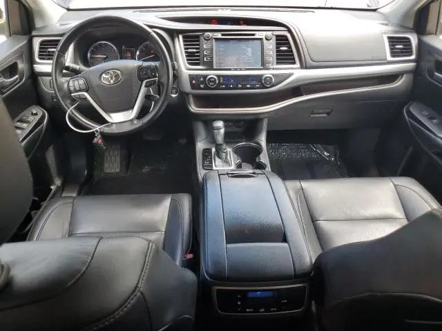 2019 TOYOTA HIGHLANDER SE  