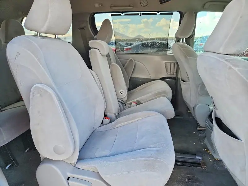 2015 TOYOTA SIENNA LE  