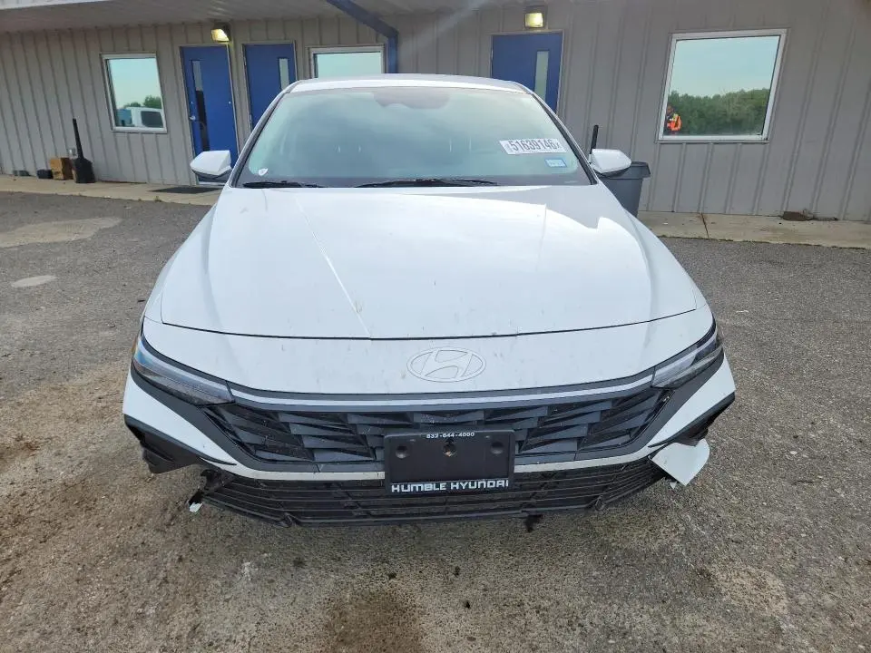 2025 HYUNDAI ELANTRA SE  