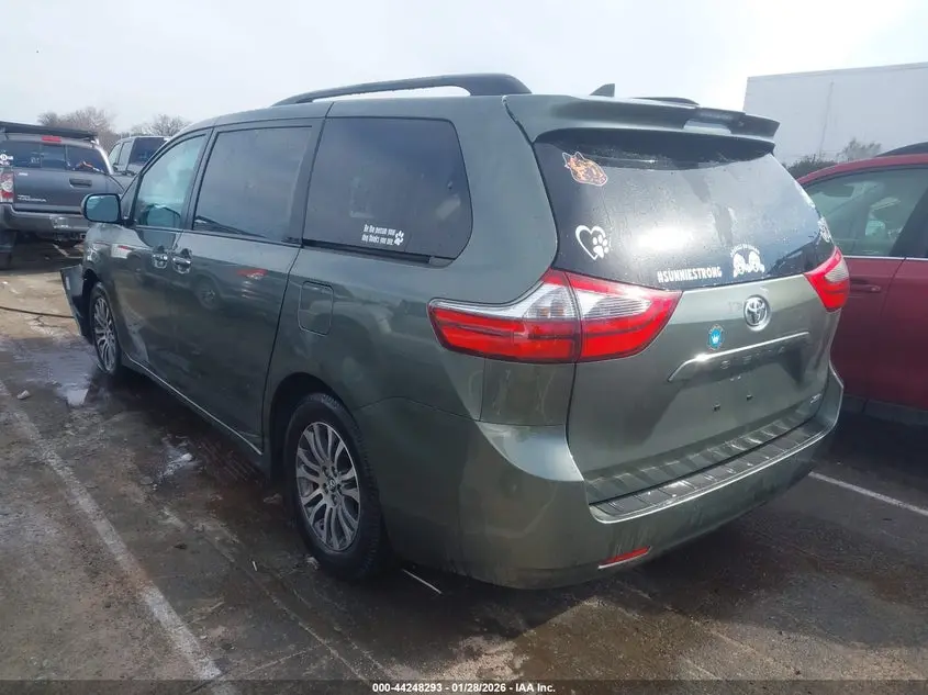 2020 TOYOTA SIENNA XLE