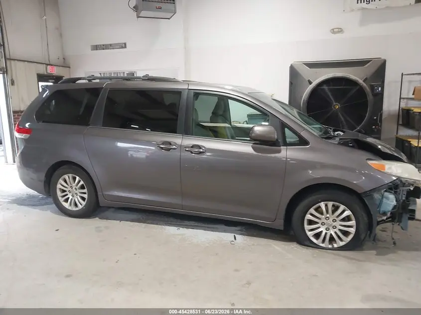 2014 TOYOTA SIENNA XLE V6 8 PASSENGER