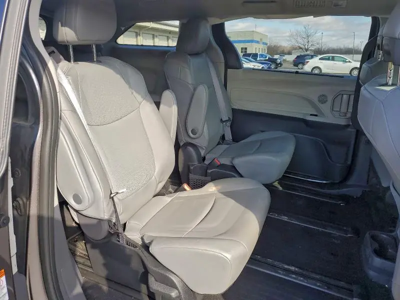 2022 TOYOTA SIENNA XLE  