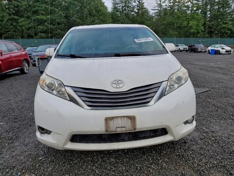 2012 TOYOTA SIENNA SE 8-PASSENGER  