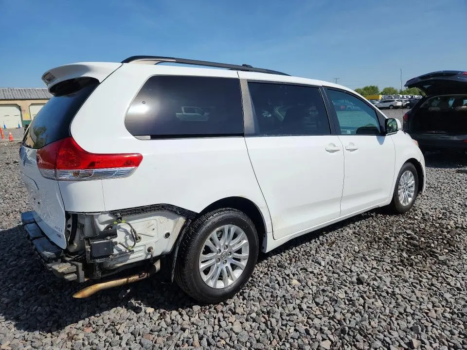 2014 TOYOTA SIENNA XLE 8-PASSENGER  