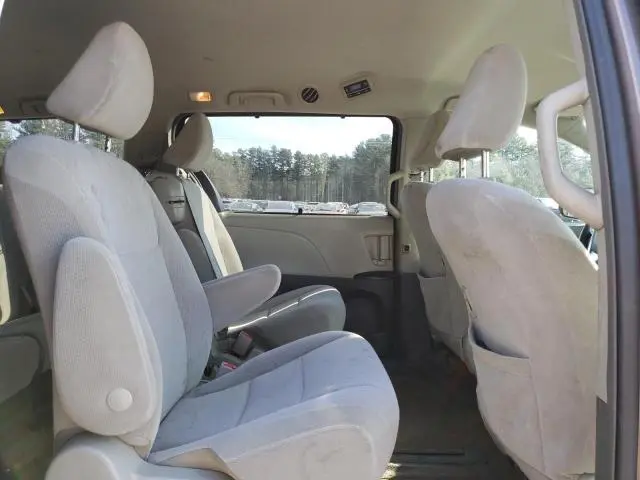 2018 TOYOTA SIENNA LE