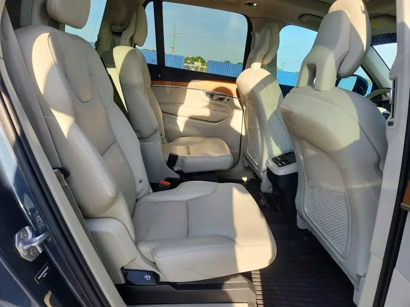 2022 VOLVO XC90 T6 MOMENTUM  