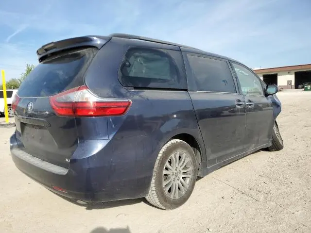 2020 TOYOTA SIENNA XLE  