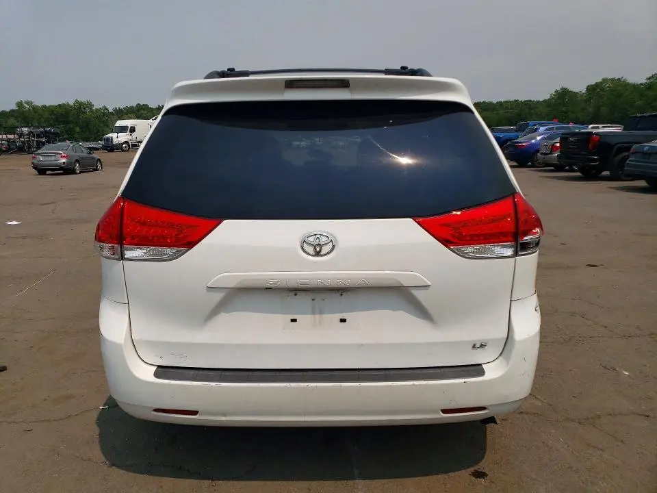 2013 TOYOTA SIENNA LE  