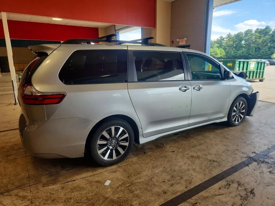 2020 TOYOTA SIENNA XLE 8-PASSENGER  