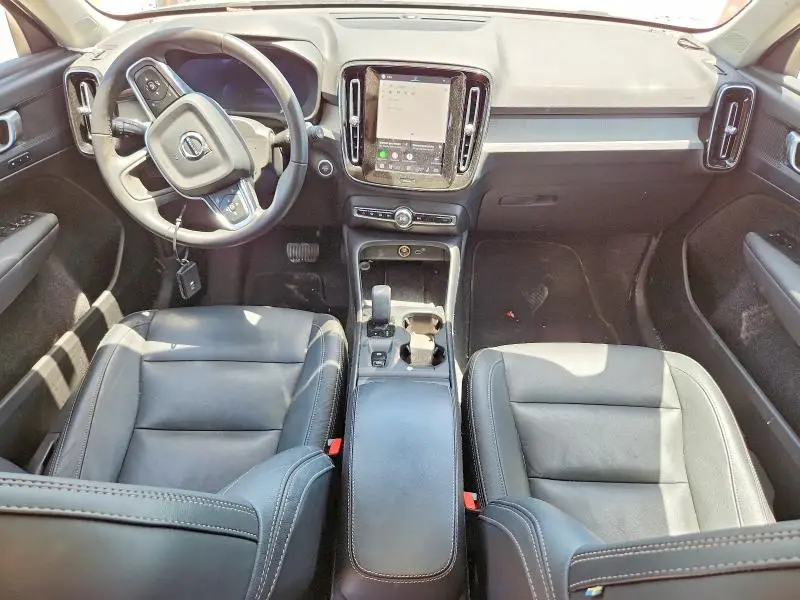 2025 VOLVO XC40   