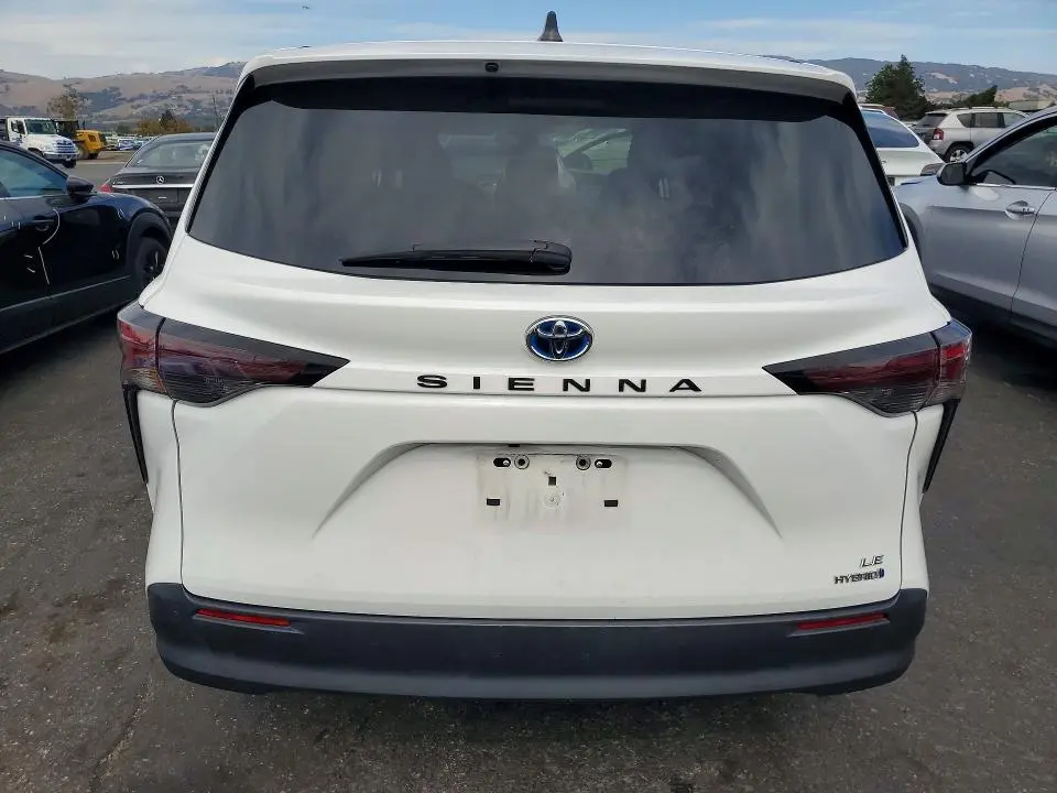 2024 TOYOTA SIENNA LE  