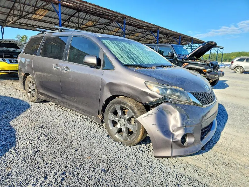 2016 TOYOTA SIENNA SE  