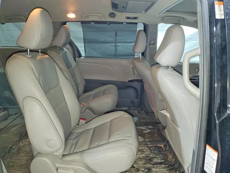 2017 TOYOTA SIENNA XLE  