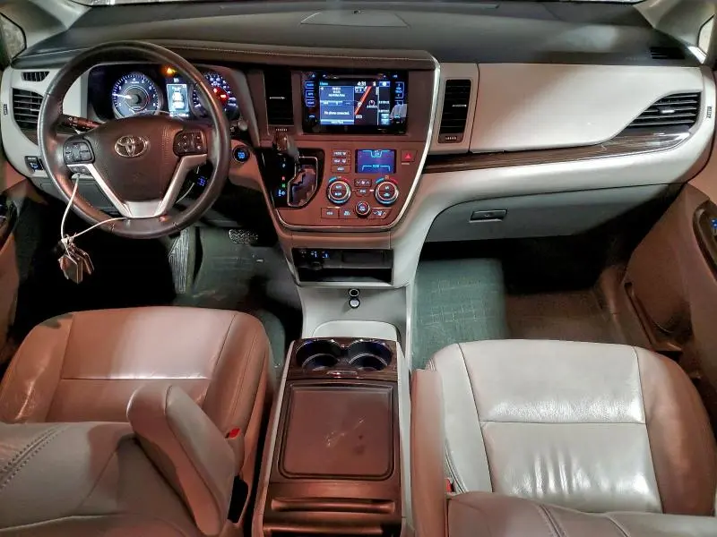 2017 TOYOTA SIENNA XLE  