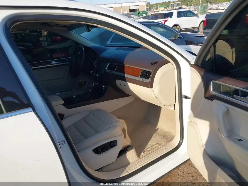 2015 VOLKSWAGEN TOUAREG V6 LUX