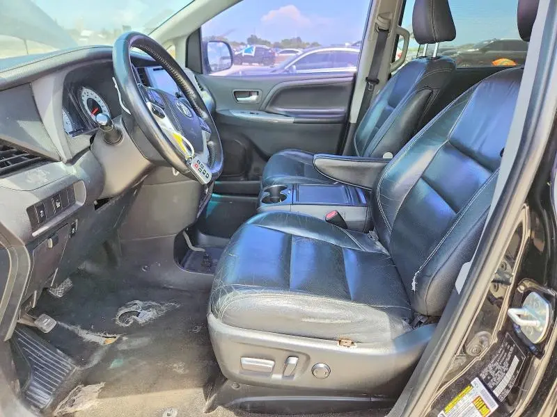 2016 TOYOTA SIENNA SE  