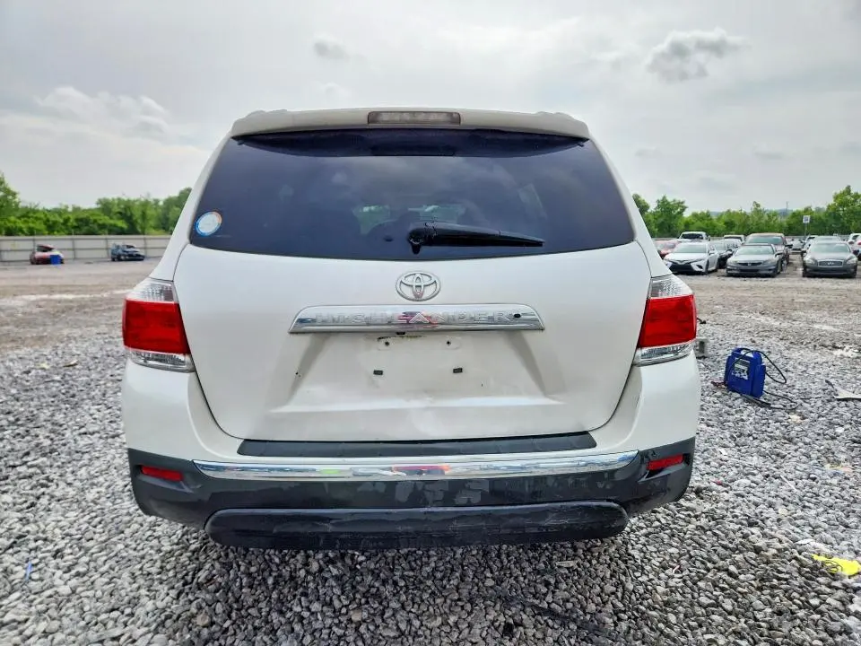 2011 TOYOTA HIGHLANDER SE  